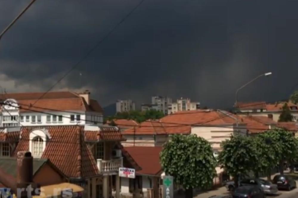 Snažno nevreme pogodilo Čačak! Sat vremena je lilo kao iz kabla i tutnjilo! (VIDEO)