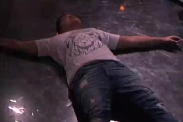 OVO NISMO NI SANJALI! POGLEDAJTE KO LEŽI U KREVETU SA MARIJOM ŠERIFOVIĆ! Noge su preko njenih GRUDI