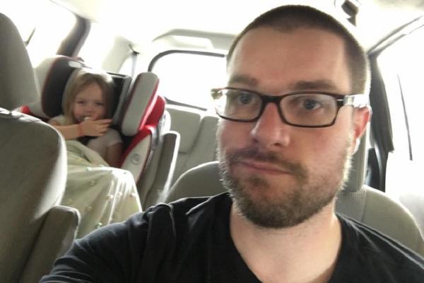 STAVIO JE ĆERKI POVODAC! Ćale je posle ovog postao viral, ali je dobio i neočekivani aplauz! (FOTO)