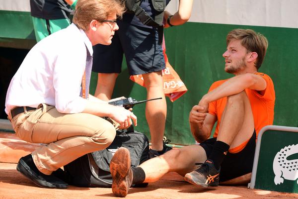 UŽASAVAJUĆA SLIKA! Gofan se sapleo o mušemu terena, povredio zglob! (VIDEO)