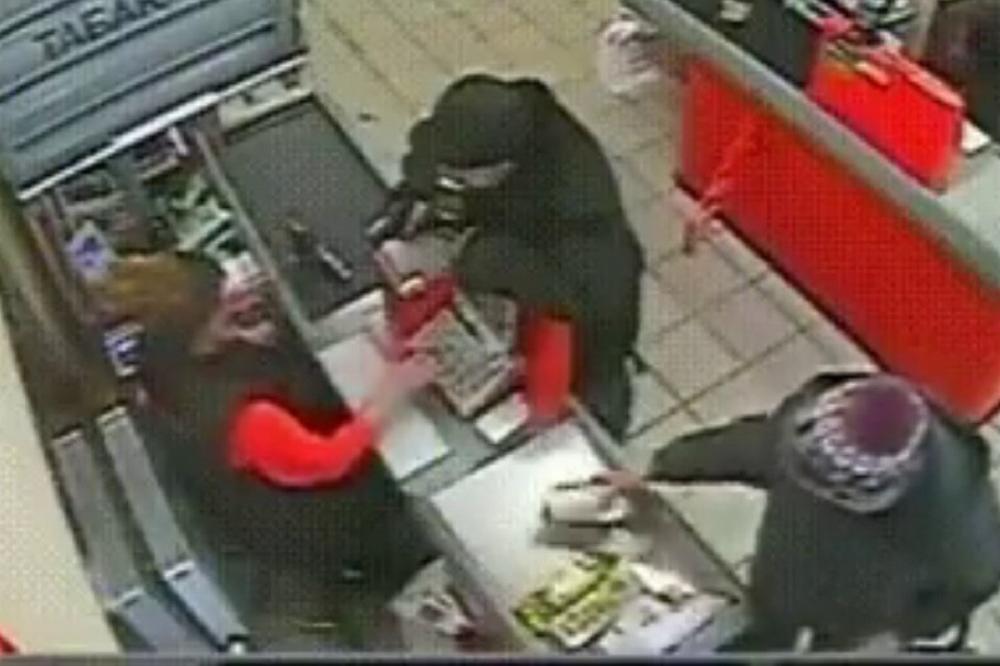 Džaba mu pištolj, prodavačica ga izbacuje kao krpu! (VIDEO)