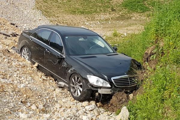 OD SMRTI GA SPASIO VAZDUŠNI JASTUK: Ovako izgleda automobil kojim je Kusturica sleteo s puta! (FOTO)