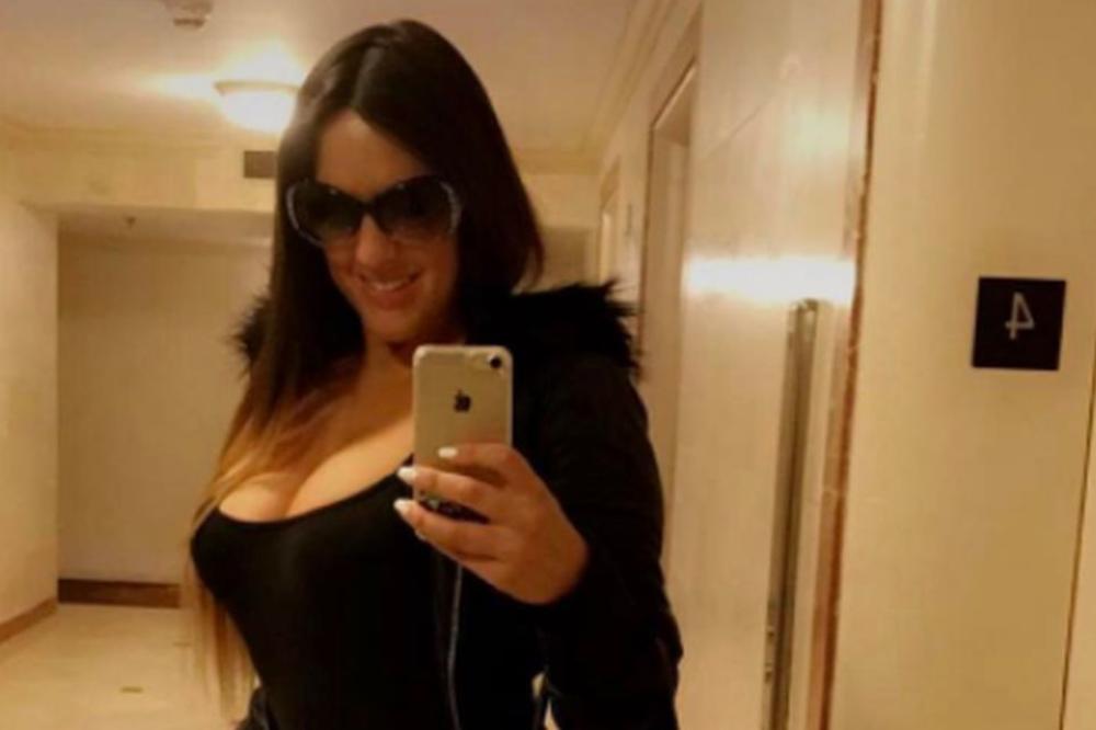 NJENE GRUDI SU REKLE SVOJE: Na bujnom poprsju je napisala krajnji rezultat finala LŠ! Možda vam donese pare na kladži! (FOTO)