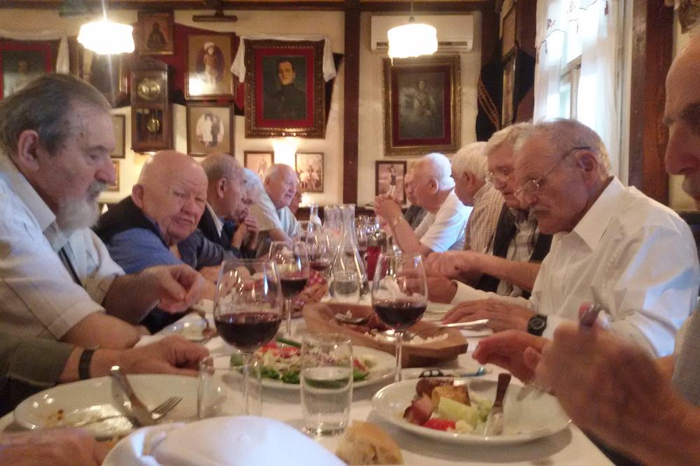 PROSLAVILI 66 GODINA MATURE! Ovi ljudi okupljaju se svake godine kako bi SLAVILI ŽIVOT! (FOTO) (VIDEO)