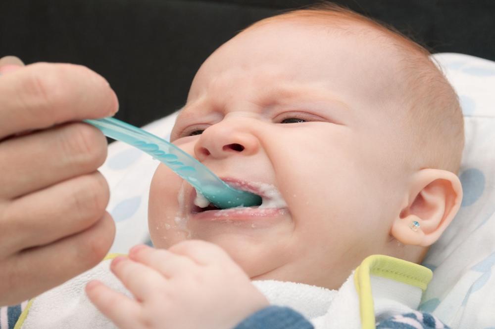 PROIZVOĐAČI OVE HRANE ZA BEBE SU SLAGALI CEO SVET: Nemojte je nikad više kupovati, OPASNA JE!