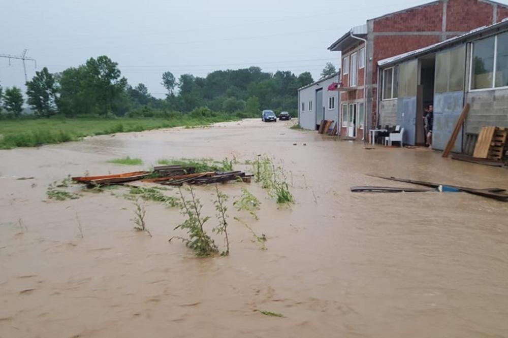 BUJICA NOSILA SVE PRED SOBOM, POTOPILA DESETINE DOMAĆINSTAVA: Katastrofalno NEVREME pogodilo Jošaničku banju!