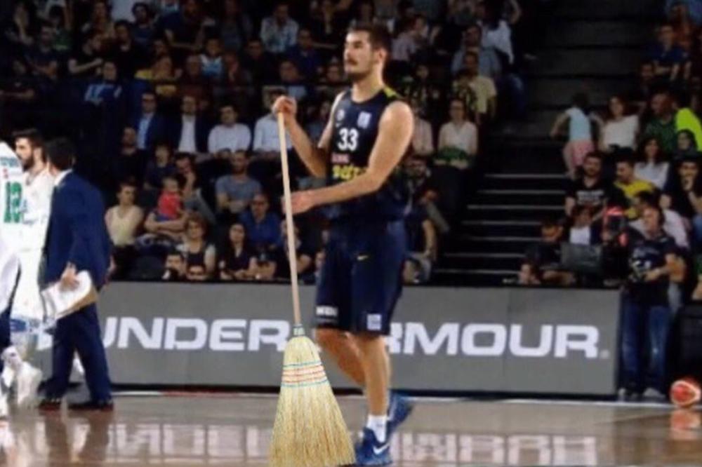 Tako to izgleda kada Nikola Kalinić uzme metlu u ruke! (FOTO) (VIDEO)