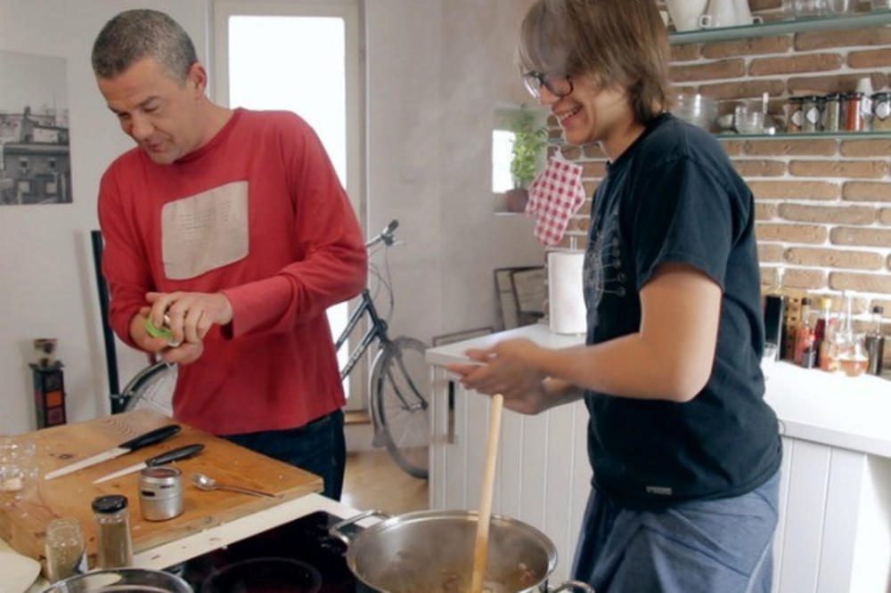 GDE JE I ŠTA RADI SIN NEBOJŠE GLOGOVCA? Prošle godine pokrenuo emisiju, a onda nestao!