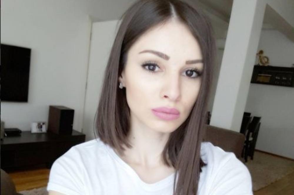 KAKAV SREĆNIK, BLAGO NJEMU: Ova lepotica je supruga našeg pevača! Da li znate o kome se radi? (FOTO)