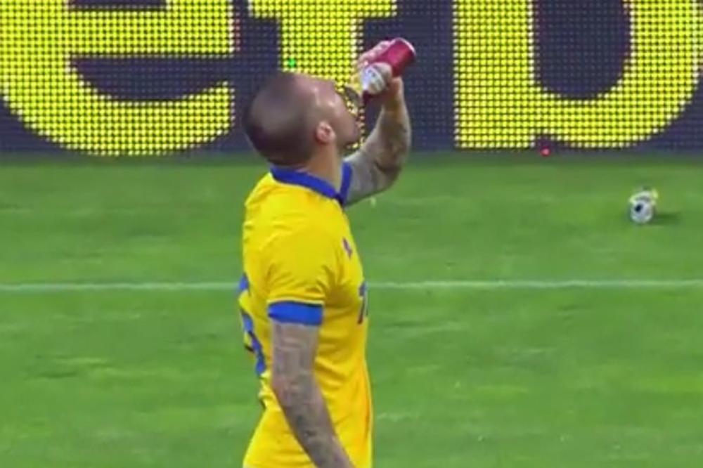 Ono što je spanać za Popaja, to je pivo za bivšeg igrača Partizana! Cepi jedno usred tekme, pa da gol vredan Lige Evrope! (VIDEO)