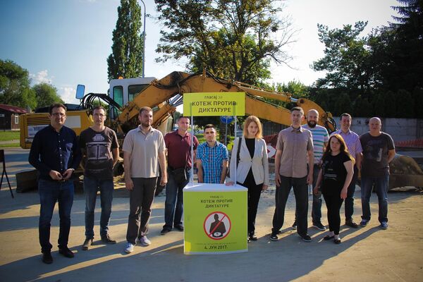 U SRBIJI SE GLASA BEZ SPREJA I UV LAMPI: Alarmantno obaveštenje iz Koteža! (FOTO)