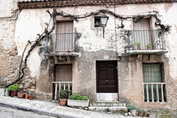 NASLEDIO JE STARU, TROŠNU KUĆU OD ROĐAKA: Kad je počeo da menja nameštaj OSTAO JE BEZ REČI!