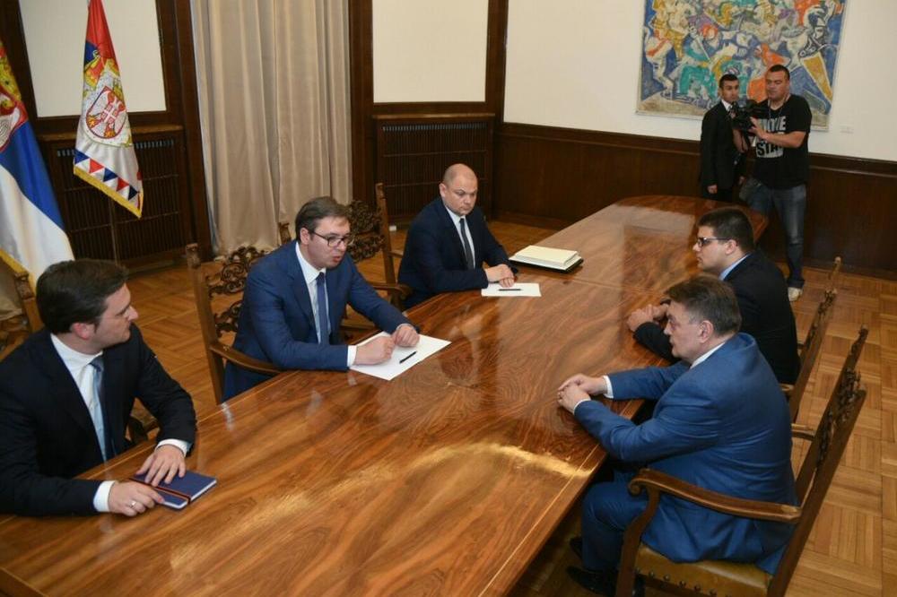 KONSULTACIJE KOD VUČIĆA: Šešelj poslao sina, ostatak opozicije bojkotuje poziv (FOTO)