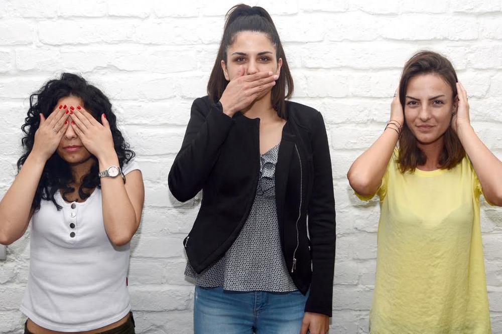 KOLEGINICE, TA BLUZA VAM ISTIČE OČI! Da li je ovo mobing i seksualno uznemiravanje? I gde je granica PRISTOJNIH KOMPLIMENATA? (VIDEO)