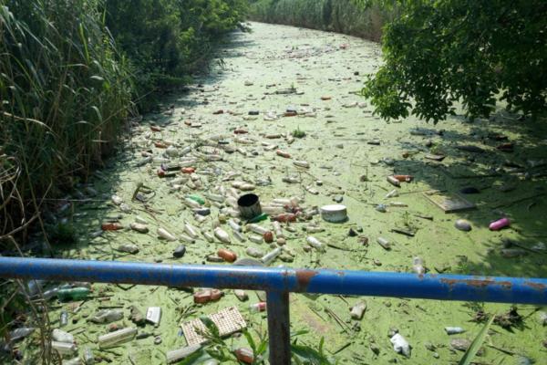 EKOLOŠKA BOMBA U KRNJAČI! Kanal prepun đubreta, građani se guše, NIKO NE REAGUJE! (FOTO)