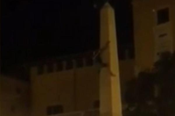 UZNEMIRUJUĆI SNIMAK: Navijač Reala pokušao da proslavi titulu na ekstreman način, pa pao na kičmu sa 10 metara! (FOTO) (VIDEO)