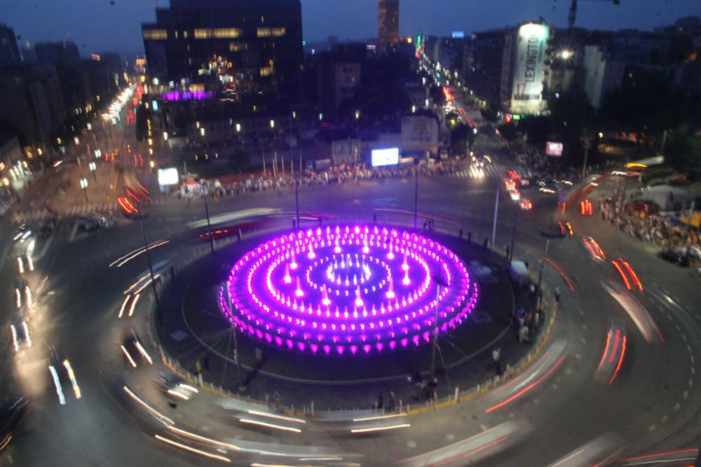 SVEČANO OTVORENA FONTANA NA SLAVIJI: Uz muziku, mnoštvo Beograđana i svetla trg dobio NOVO LICE! (VIDEO)