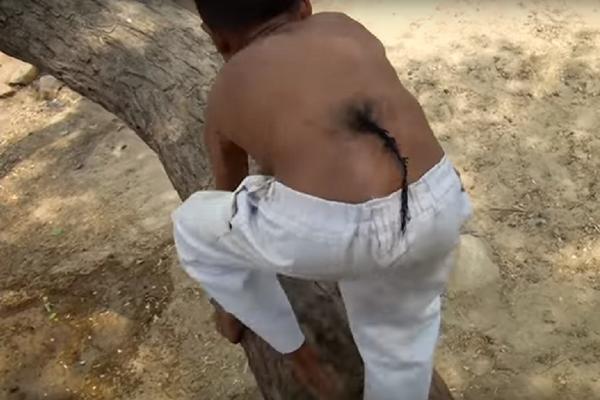 SMATRAJU GA BOGOM: Ljudi putuju hiljade kilometara kako bi dodirnuli dečaka sa repom na leđima! (VIDEO)