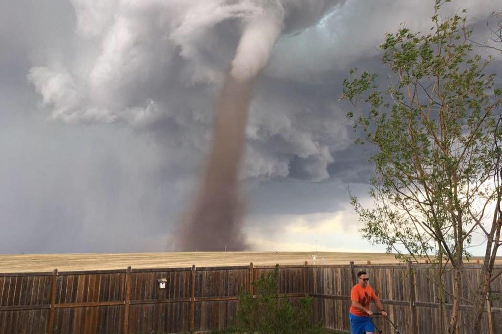 ČOVEK BEZ BRIGA: Kosio je travnjak dok se približavao tornado i postao hit na internetu! (FOTO) (VIDEO)