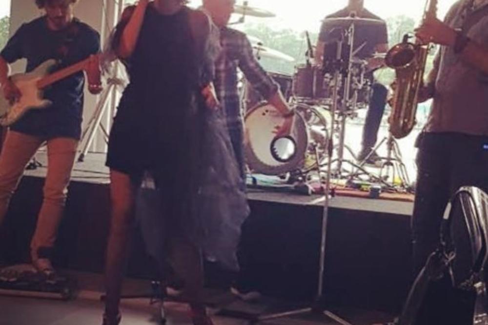 RAZOTKRILA SE JEDNOM FOTOGRAFIJOM! Pevačica nastupa dok je trudna, uopšte nismo izvalili! (FOTO)