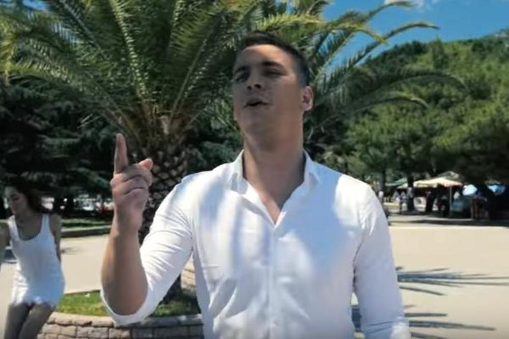 POSTAJE TREND, SADA SU SE I DEVOJKE "OSILILE": Posle Sandre Afrike ovaj pevač će morati da ide na matursko veče!