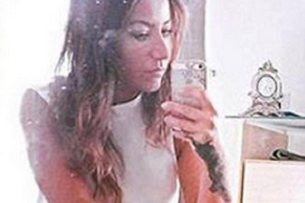 DA LI JE OVO REALNO? Lidija je postavila ovaj selfi na Fejsbuk i odmah dobila otkaz! (FOTO)