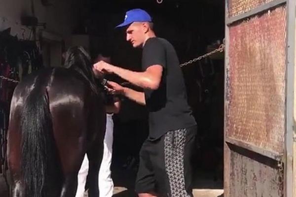 Totalno običan momak iz Srbije: Šta to radi Nikola Jokić kad ne prevrće gume? (VIDEO)