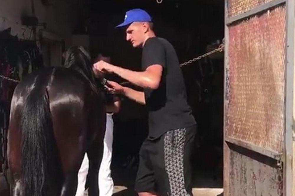 Totalno običan momak iz Srbije: Šta to radi Nikola Jokić kad ne prevrće gume? (VIDEO)