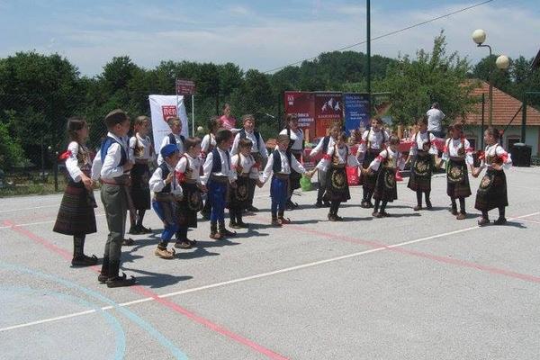 KUM NIJE DUGME: Jedna manifestacija u SRBIJI slavi KUMSTVO na najlepši način! (FOTO)