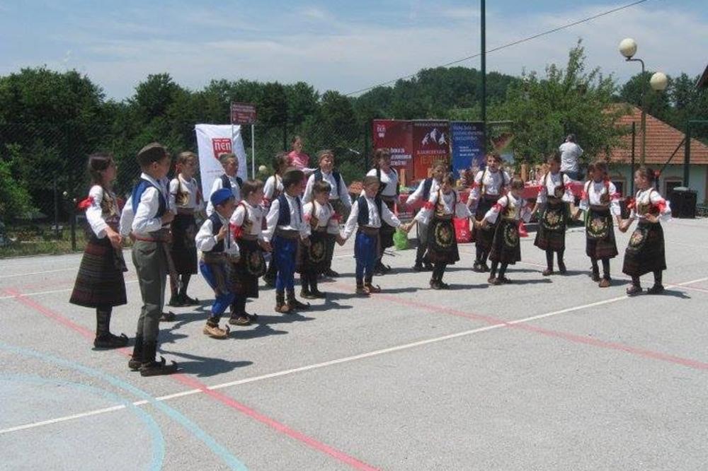 KUM NIJE DUGME: Jedna manifestacija u SRBIJI slavi KUMSTVO na najlepši način! (FOTO)