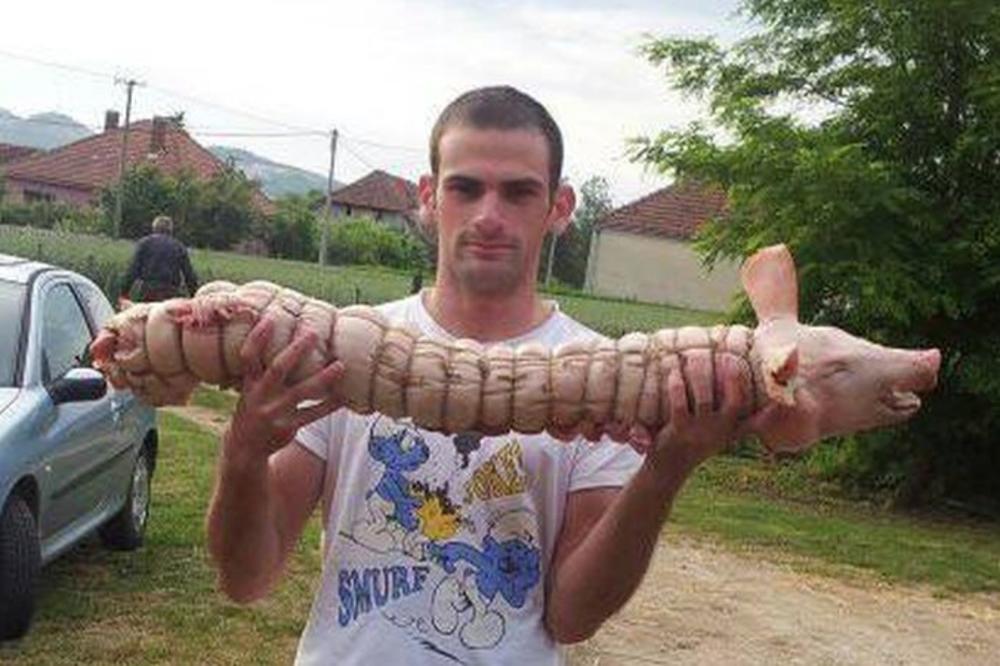 SRBIJA, BRALE! Rolovao prase, pa ga poklonio sestri i zetu za svadbu! (FOTO)