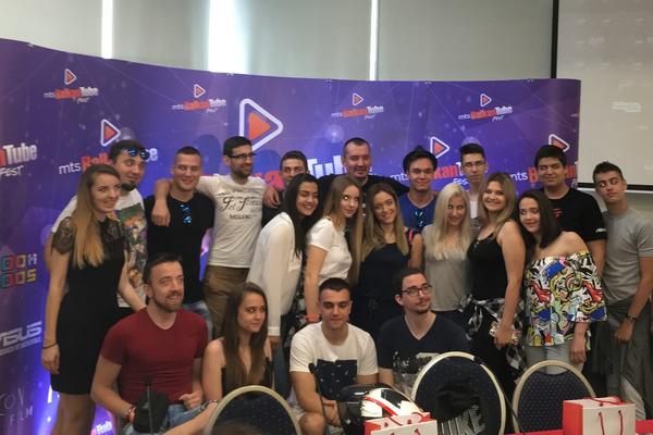 ONI SU NAJPOPULARNIJI JUTJUBERI U SRBIJI: Okupili su se na jednom mestu, imaju fenomenalan razlog za to (VIDEO)