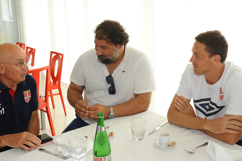 FUDBALERI, UČITE OD NAJBOLJIH! Vaterpolisti Srbije posetili Muslinove pulene! (GALERIJA)