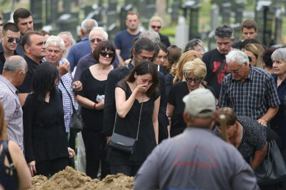 POTRESAN ISPRAĆAJ: Sloboda, Dragana i Mira neutešne, sahranjen glumac Dragan Mićalović (FOTO)(VIDEO)