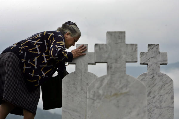 ŽENA OPLAKIVALA MUŽA NAD TUĐIM GROBOM: Nije ni slutila šta je ZAPRAVO urađeno sa njegovim PEPELOM