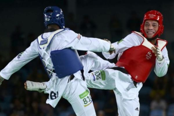 MAJSTOR, A STRUNJAČU VIDEO NIJE: Predsednik Egipta dobio počasni crni pojas u tekvondou i osramotio ovaj časni sport! (FOTO)