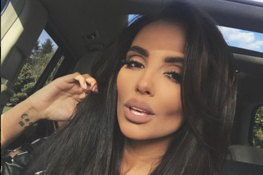 NIKOLETA ĆE NAM DOĆI GLAVE! Isplivale fotke bez donjeg veša i u MREŽASTIM ČARAPAMA - ČISTA EROTIKA! (FOTO 18+)