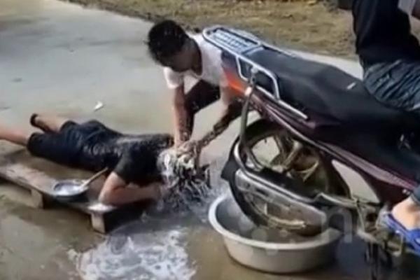 Želite lepršavu i bujnu kosu? Onda je perite uz pomoć motocikla (VIDEO)