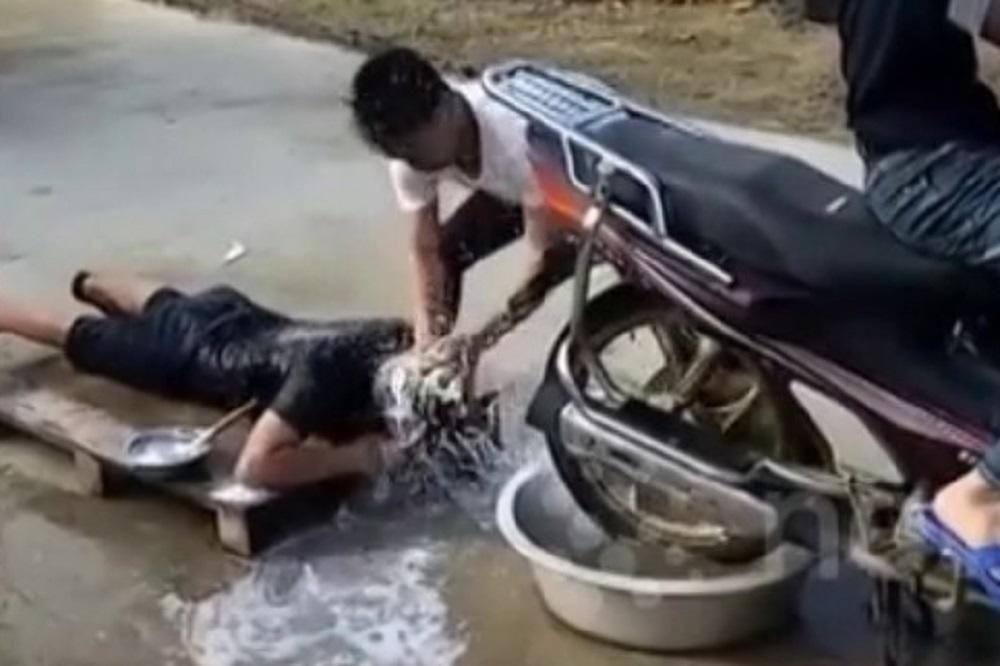 Želite lepršavu i bujnu kosu? Onda je perite uz pomoć motocikla (VIDEO)