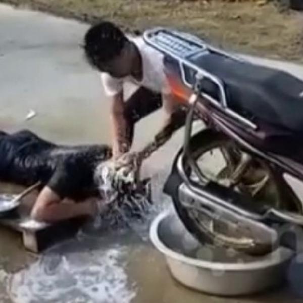 Želite lepršavu i bujnu kosu? Onda je perite uz pomoć motocikla (VIDEO)