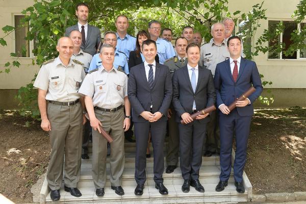 Uručena im uverenja, pa sad mogu na raspust! Siniša Mali, Vulin i Stefanović završili Visoku školu bezbednosti i odbrane