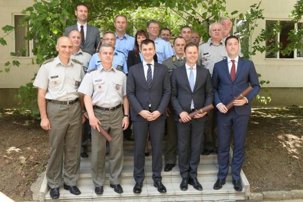 Uručena im uverenja, pa sad mogu na raspust! Siniša Mali, Vulin i Stefanović završili Visoku školu bezbednosti i odbrane