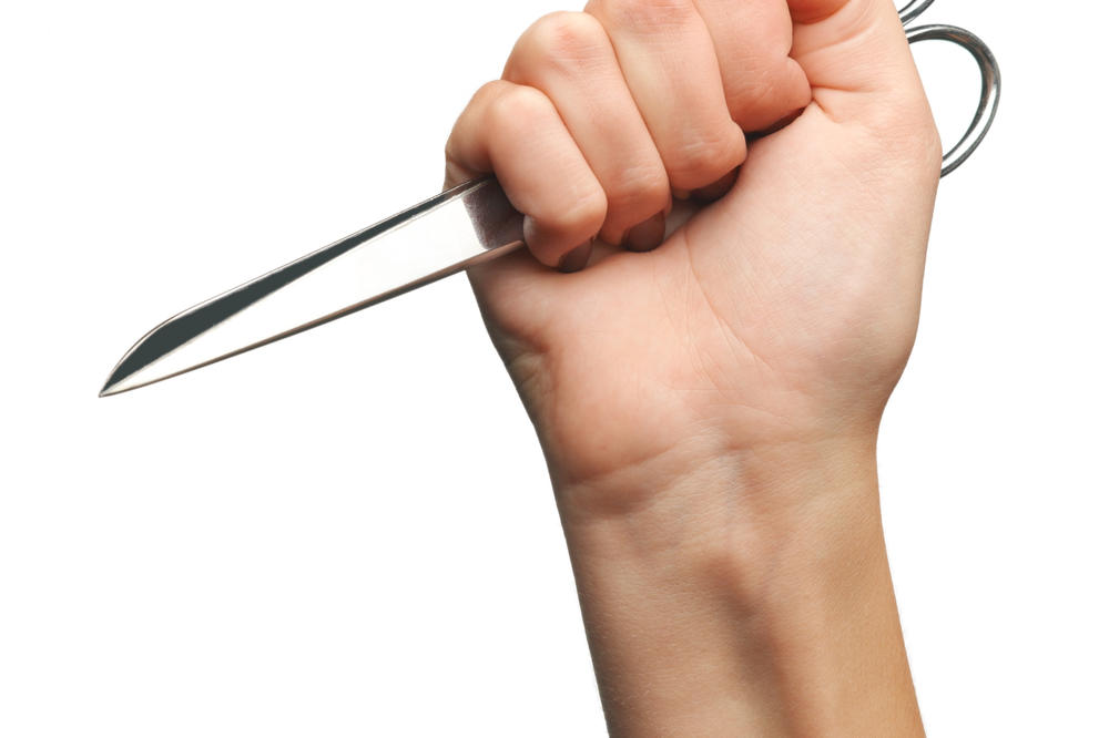 UŽAS U SRPSKOM GRADU: Žena zarila mužu makaze u leđa, policija je odmah uhapsila!