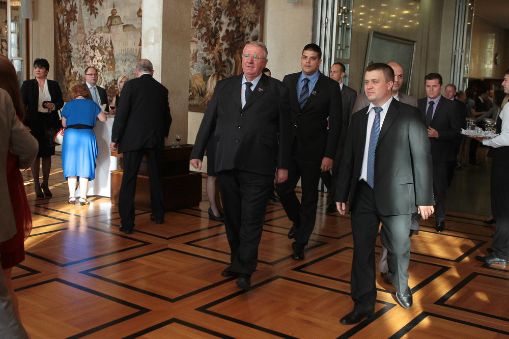 ŠEŠELJ NAPUŠTA POLITIKU? Aleksandar nastavlja gde je Voja stao! Biće i kandidat za gradonačelnika!