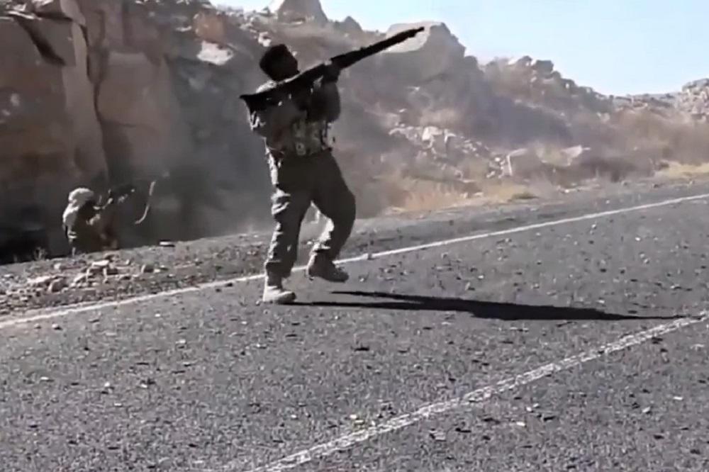 Dajte mi namoćniju pucu! Ovom vajnom ratniku smeje se cela planeta (VIDEO)