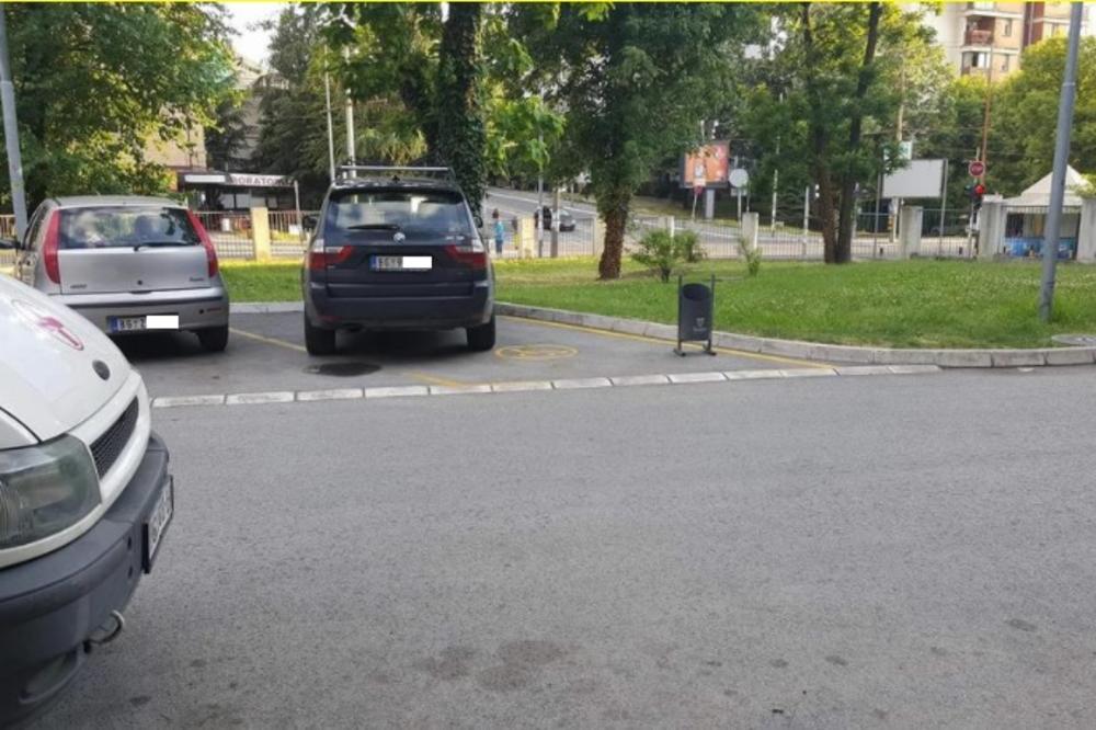 BAHATI VOZAČI REDOVNO PARKIRAJU NA MESTA ZA INVALIDE! Kako to može da se spreči?
