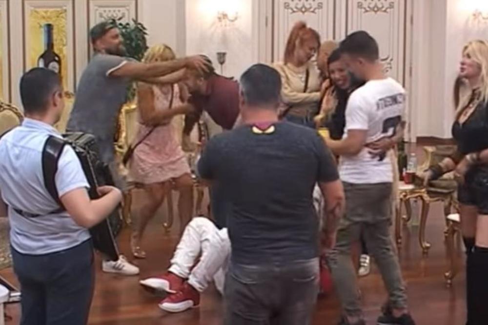 OPŠTA TUČA U PAROVIMA: Mladen tukao sve redom! Nokautirao Kema, morali da ga reanimiraju! (VIDEO)