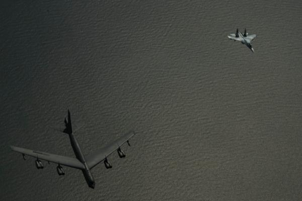 USIJANJE IZNAD BALTIKA: Ruski Su-27 presreo američkog bombardera! (FOTO)