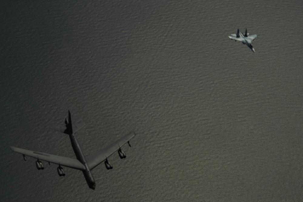 USIJANJE IZNAD BALTIKA: Ruski Su-27 presreo američkog bombardera! (FOTO)