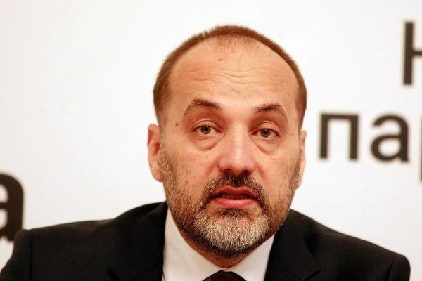 KRIMINAL U SAMOM VRHU BIA: Janković uhvatio agenta kako ga prati! REKAO MU JE SLEDEĆE! (FOTO)